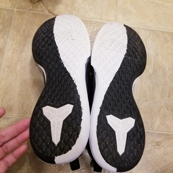 Nike Zoom Sneakers - Picture 8 of 8